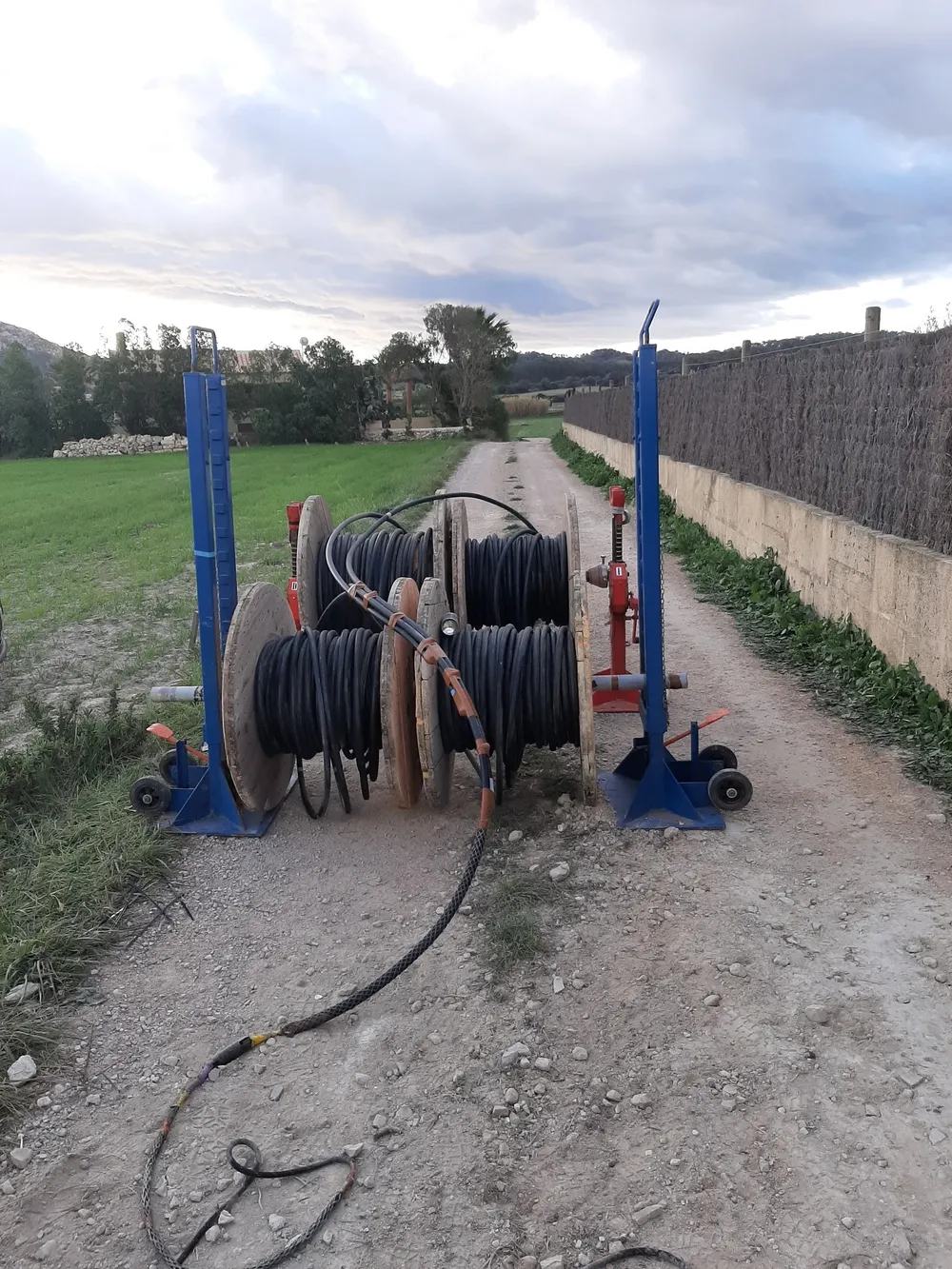 Acometidas y bobinas industriales en camino rural de Mallorca